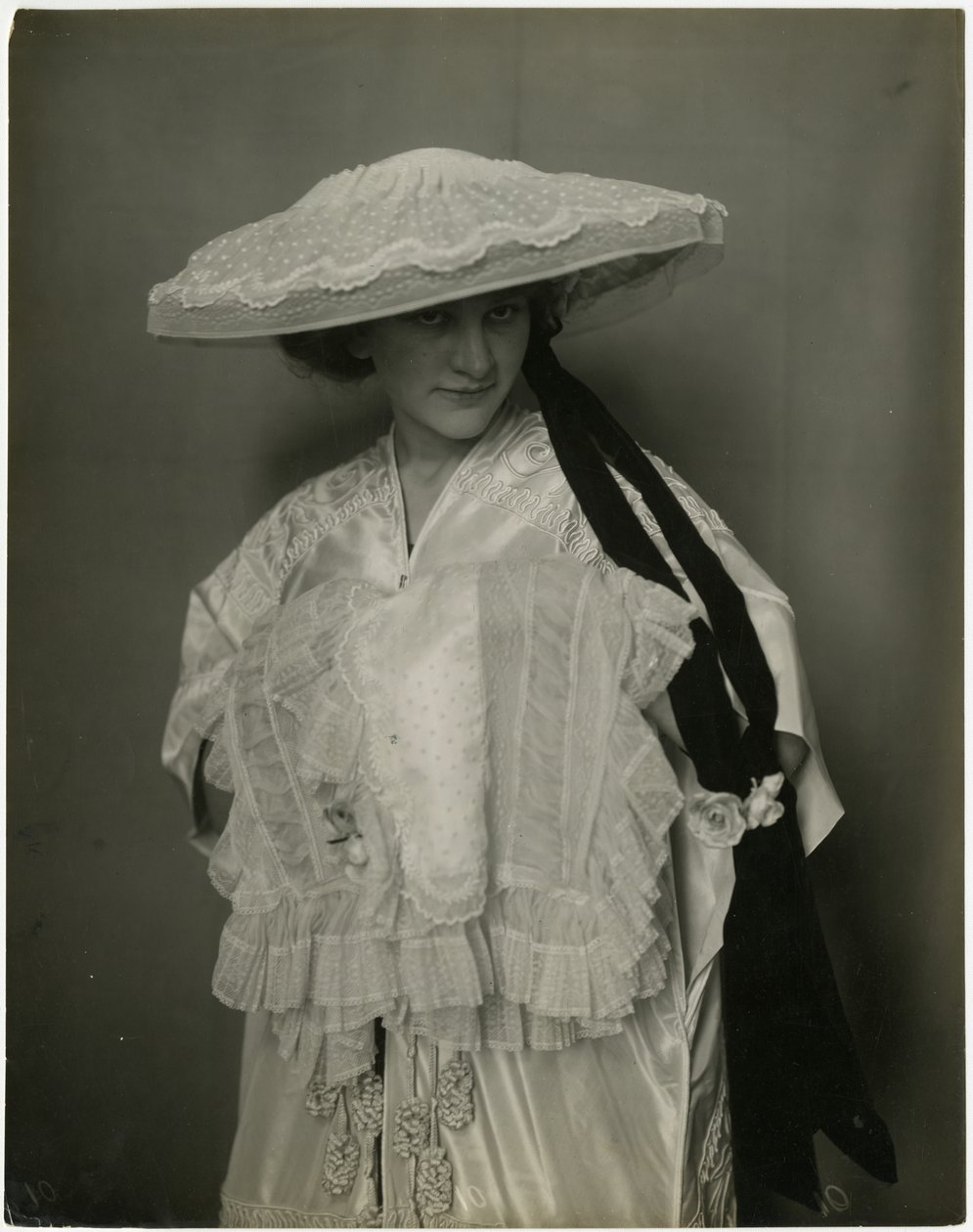 Jumble Bros ?, Underkläder hatt och muff, ca 1905-11 (gelatin silver foto) av Jessie Tarbox Beals