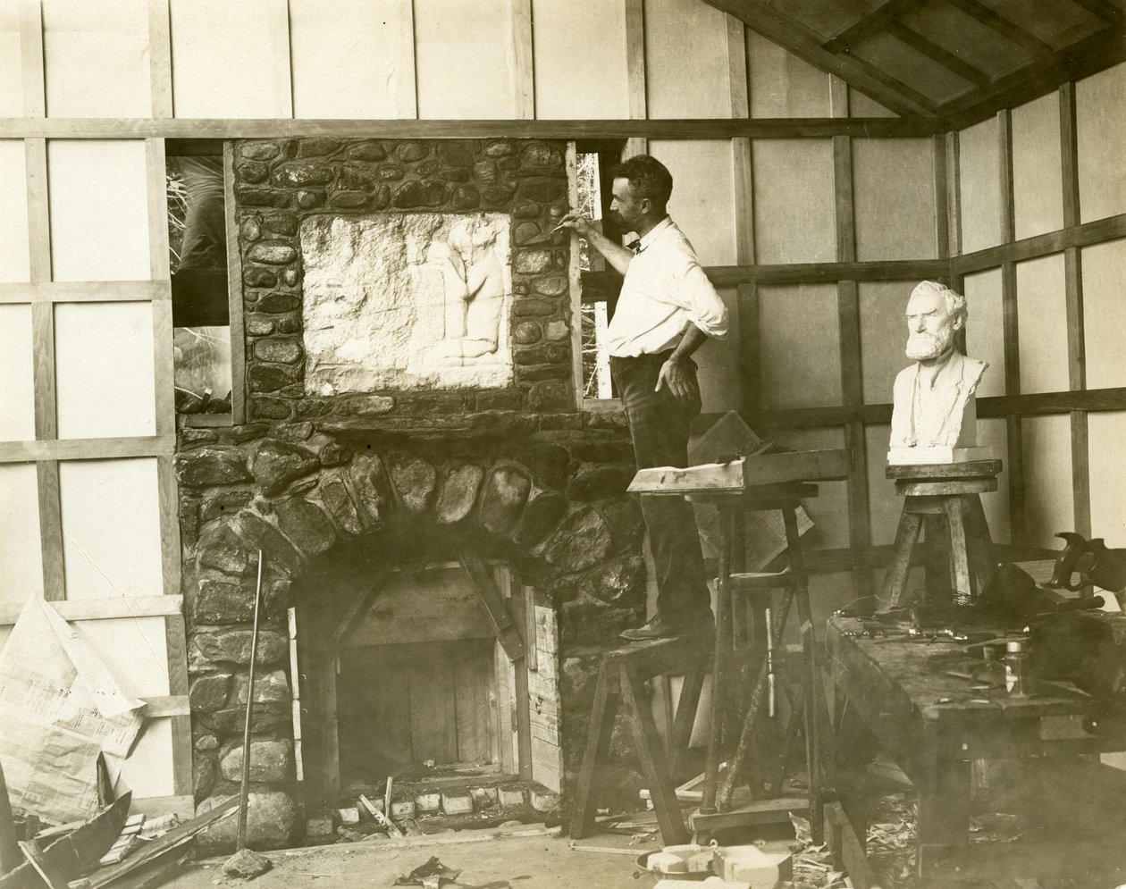 Karl Bitter (skulptör) bygger sin eldstad själv, ca 1905-15 (foto av gelatinsilver) av Jessie Tarbox Beals