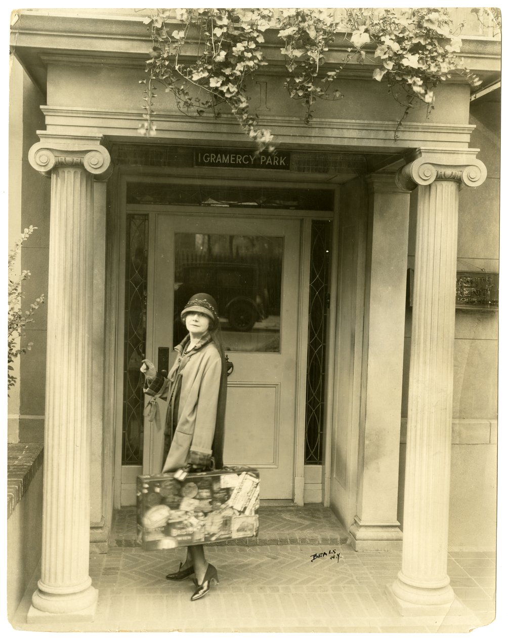 Mabel Herbert Urner, författare till Helen & Warren redo för resa till Europa, ca 1905-40 (foto av gelatinsilver) av Jessie Tarbox Beals