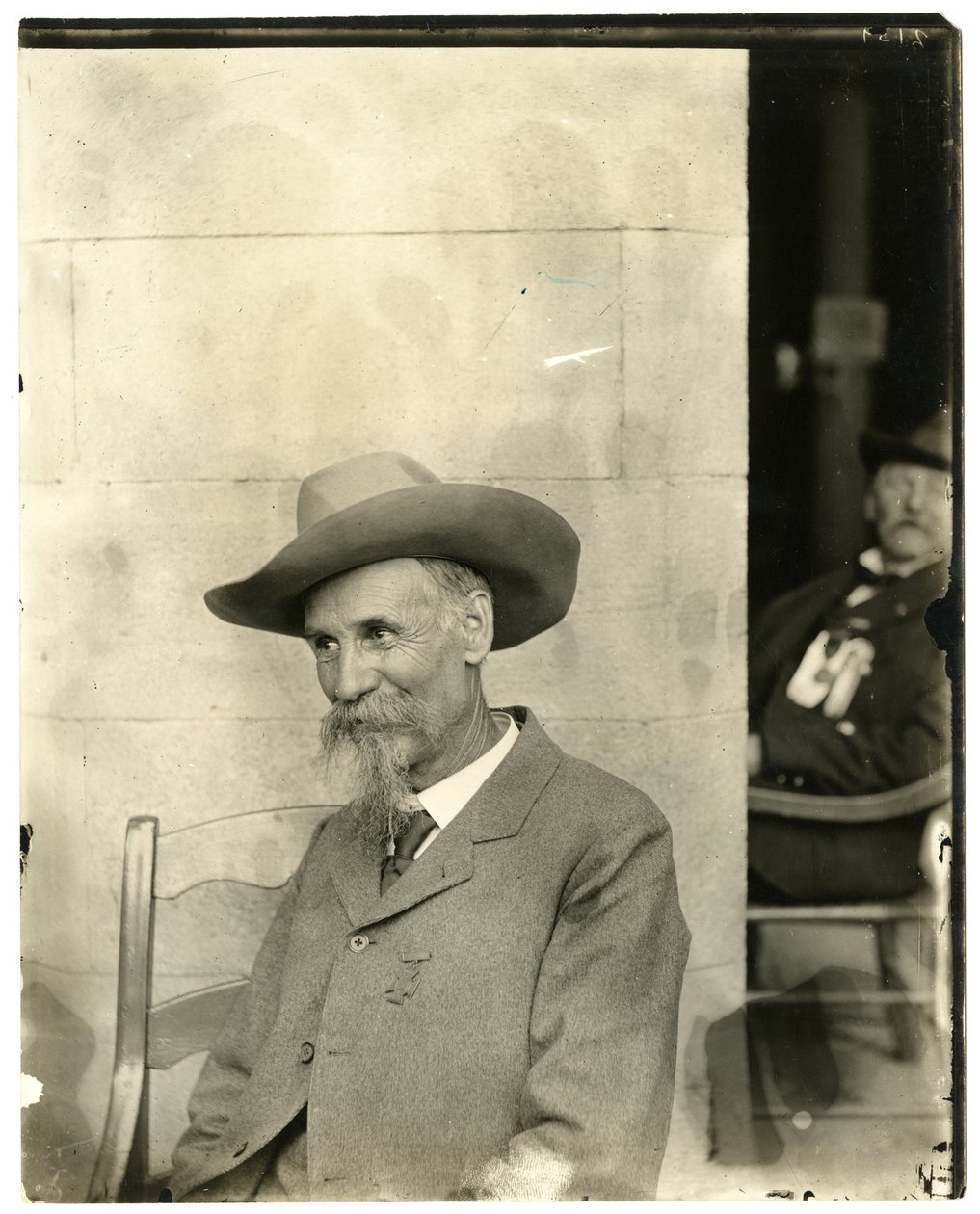 Man med hatt, medalj, ca 1905-40 (gelatinsilverfoto) av Jessie Tarbox Beals