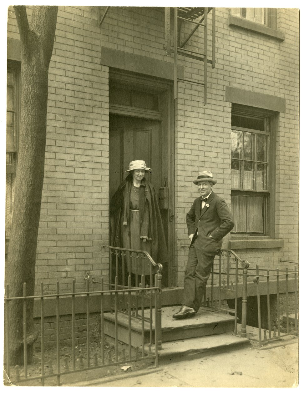 Mr Llewelyn Powys, författare och hans fru, ca 1905-40 (foto av gelatinsilver) av Jessie Tarbox Beals