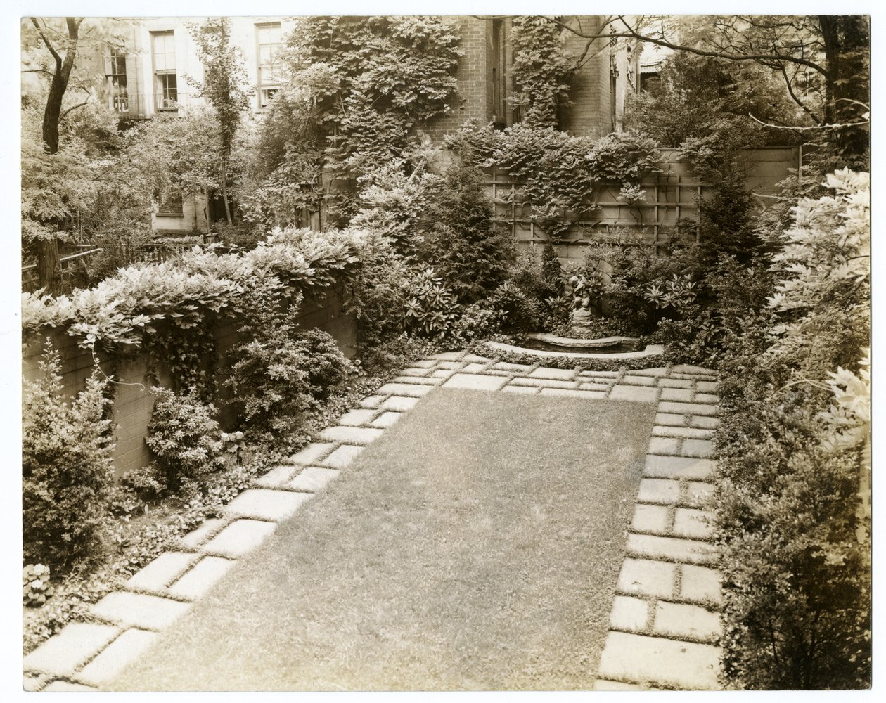 Mr & Mrs John Morgan, 39 W 11, c.1938-39 (gelatinsilverfoto) av Jessie Tarbox Beals