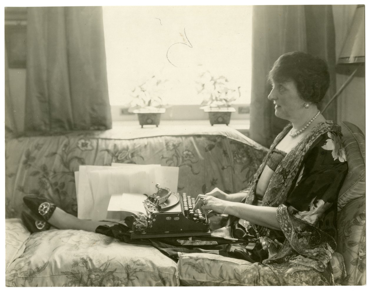 Mrs Emily Post, författare till Etiquette, ca 1926-28 av Jessie Tarbox Beals