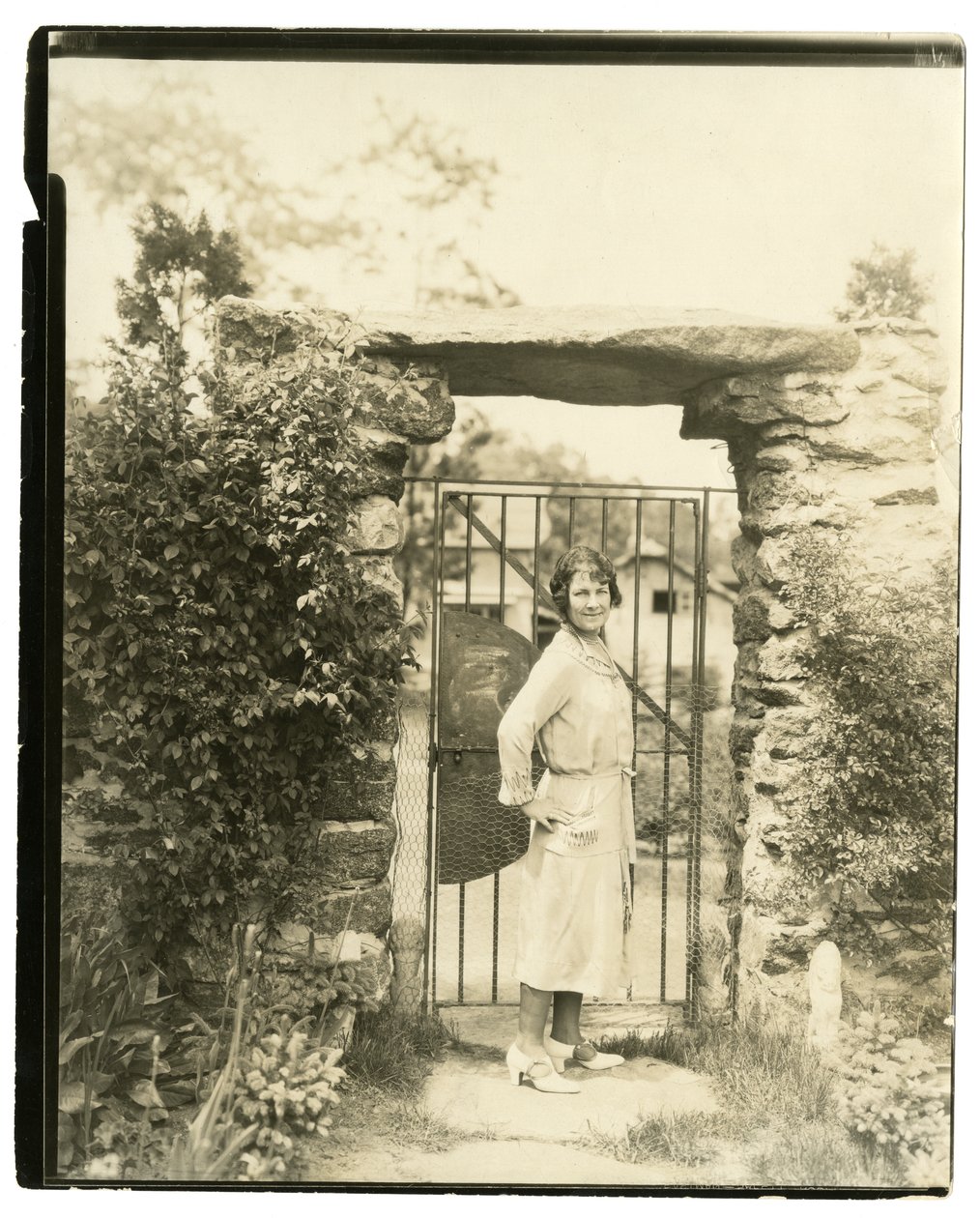 Mrs Ernest Thompson Seton från Greenwich Conn, nationell president för League of American Pen Women som seglar den 18 juni med Field Expedition för att utforska de övre delarna av Amazonas av Jessie Tarbox Beals