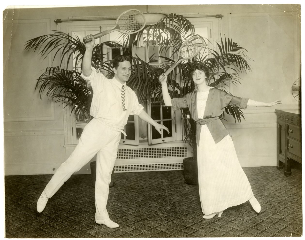 Siva fou Parisian Señor Sebastian & Mme Mann - sa latou sisiva i le tatalaina o le Albemarle Hoffman Roof garden , c.1905-18 (gelatin silver photo)swed av Jessie Tarbox Beals
