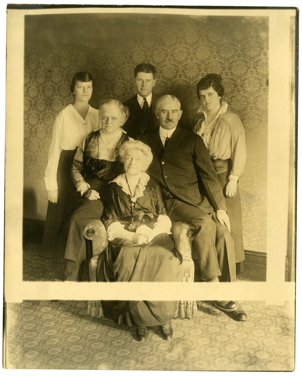 Gammal dam är Mrs Lyman James, syster till Marshall Field, ca 1905-28 (gelatinsilverfoto) av Jessie Tarbox Beals