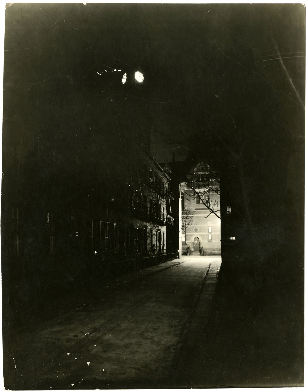 Patchin Place at night, Greenwich Village, New York, USA, ca 1905-20 (foto av gelatinsilver) av Jessie Tarbox Beals