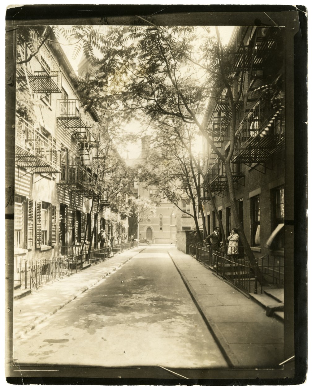 Patchin Place, som leder från 10th Street, New York, USA av Jessie Tarbox Beals