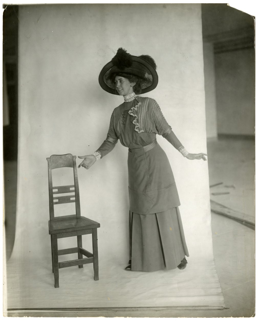 "Snälla sitta" Korrekt balans i ben, kroppsarmar och händer, ca 1905-18 (foto av gelatinsilver) av Jessie Tarbox Beals