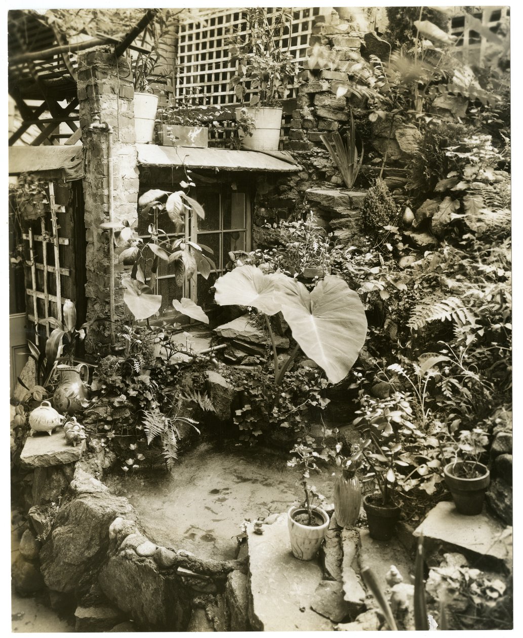 Pool som visar terrass Home of George and Mary Stonehill, Greenwich Village, New York, USA, ca 1936-37 (foto av gelatinsilver) av Jessie Tarbox Beals