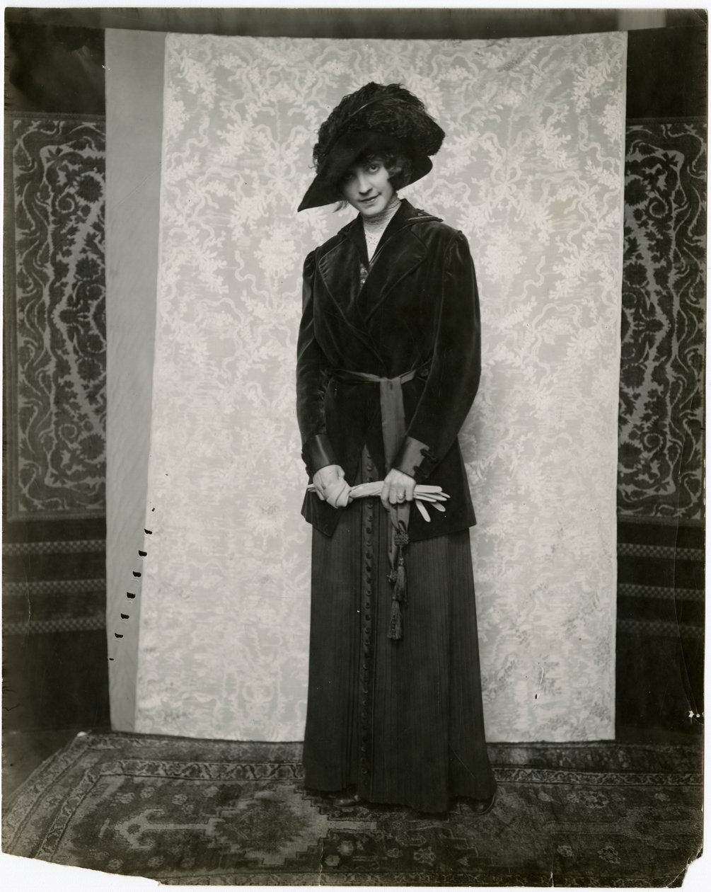 Röd sammetsdräkt med plisserad dragkjol, Arnold & Constable, ca 1905-18 (foto i gelatinsilver) av Jessie Tarbox Beals