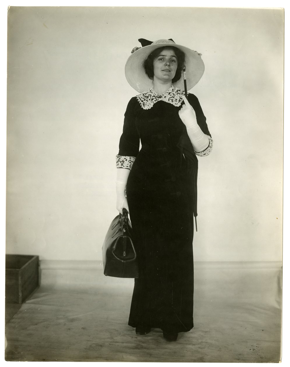 Rätt sätt att bära en väska och paraply, c.1905-18 av Jessie Tarbox Beals