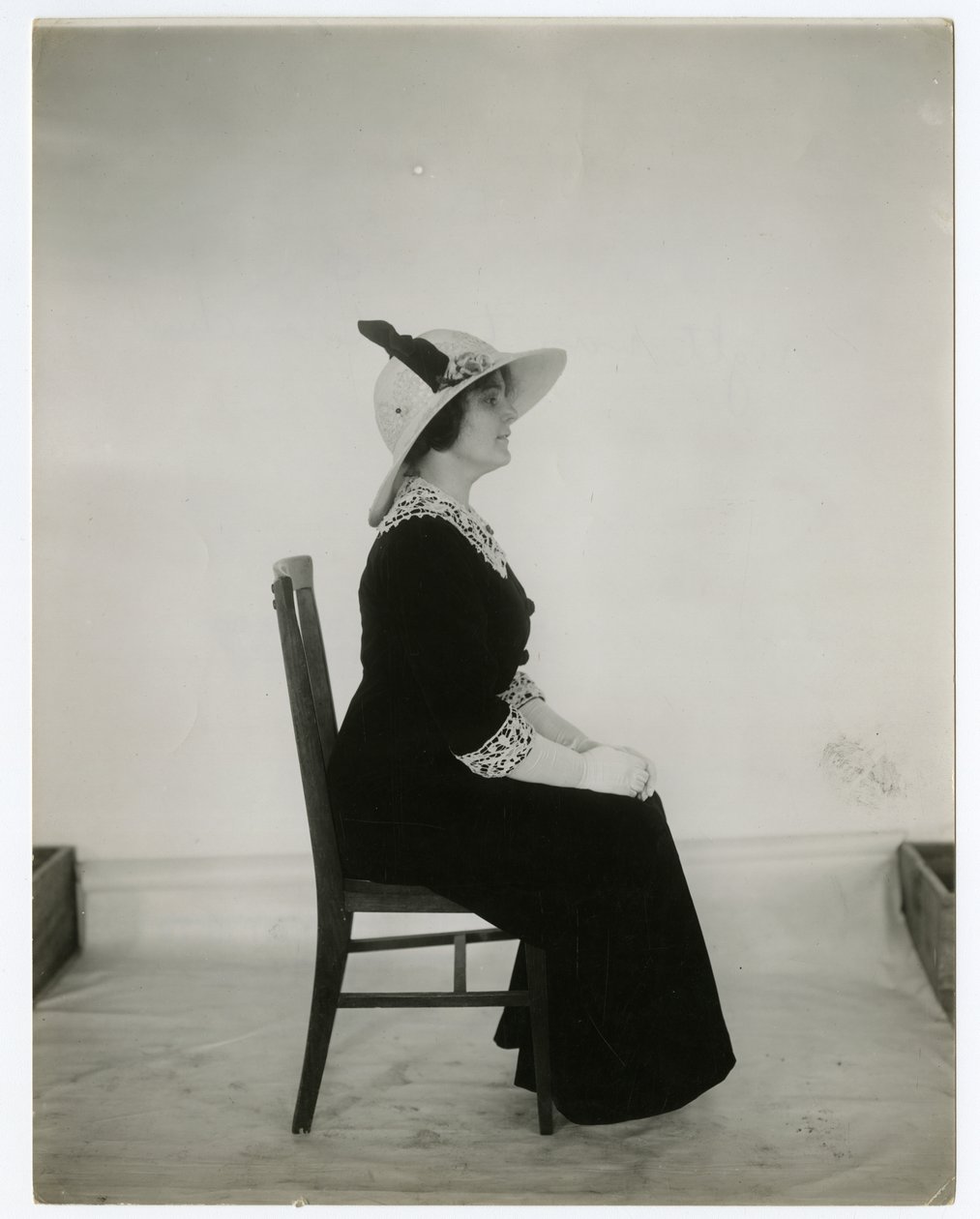 Rätt sätt att sitta i en stol, ca 1905-18 (foto av gelatinsilver) av Jessie Tarbox Beals