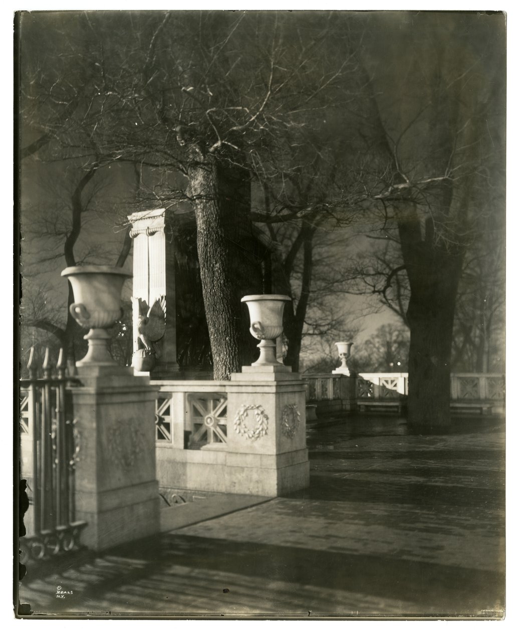 Shaw Memorial at night, Boston, Mass, USA, ca 1902-10 (gelatinsilverfoto) av Jessie Tarbox Beals