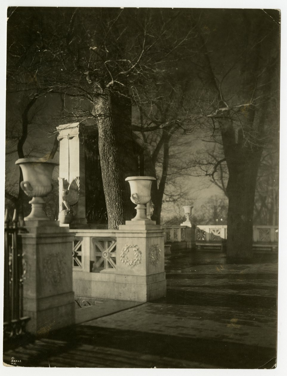 Shaw Memorial at night, Boston, USA, ca 1902-10 (foto av gelatinsilver) av Jessie Tarbox Beals