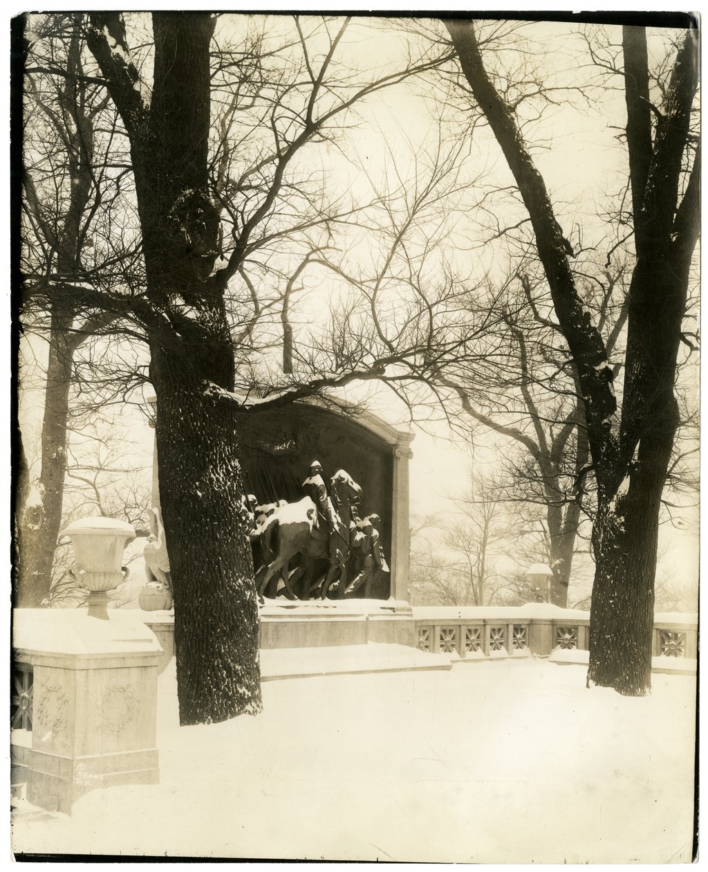Shaw Memorial i storm, Boston, USA, ca 1902-10 (foto av gelatinsilver) av Jessie Tarbox Beals