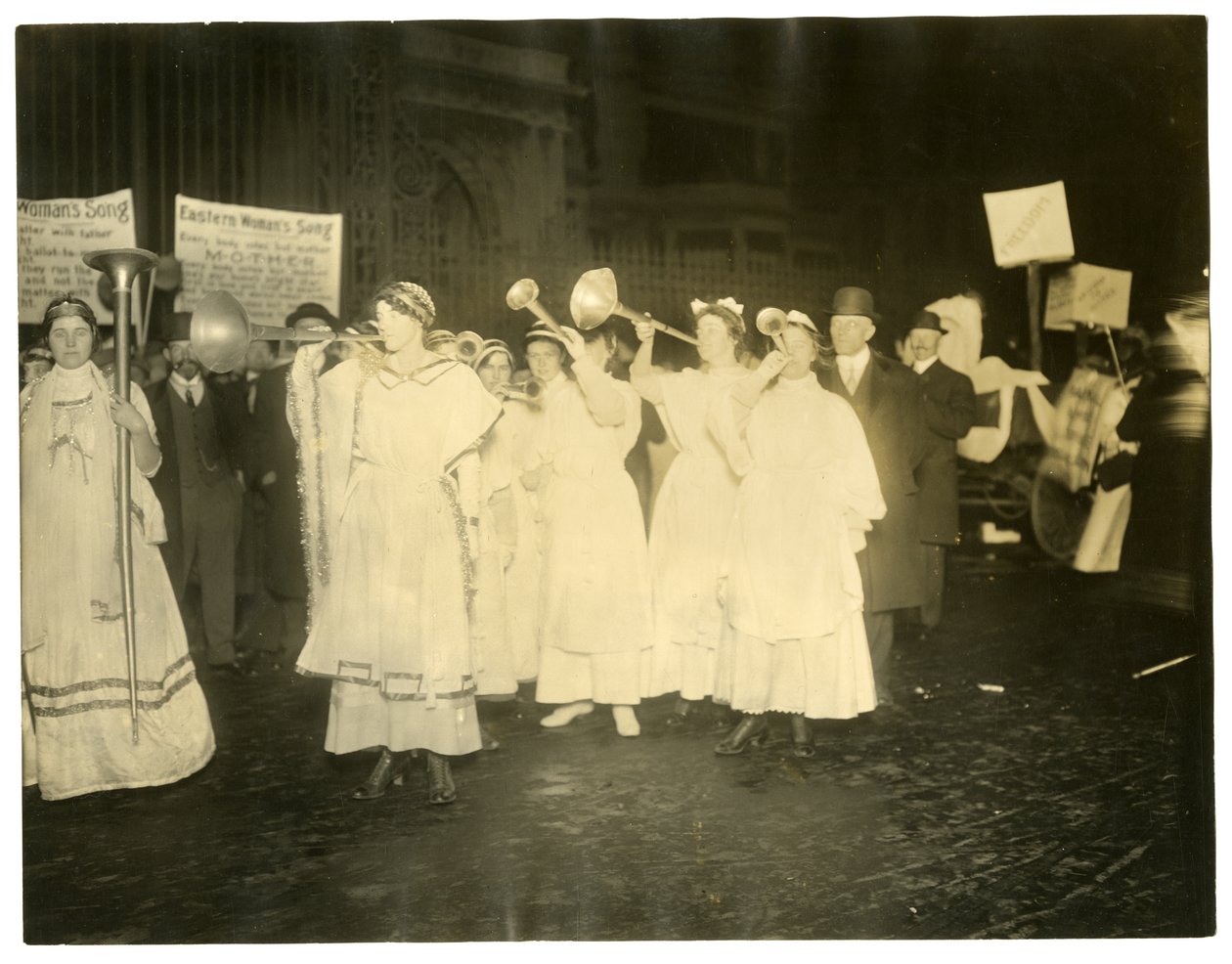 Suffrage Parade, Greenwich Village, New York, USA, ca 1915-18 (foto av gelatinsilver) av Jessie Tarbox Beals