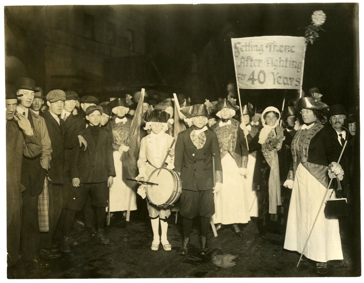 Suffrage Parade, Greenwich Village, New York, USA, ca 1915-18 (foto av gelatinsilver) av Jessie Tarbox Beals