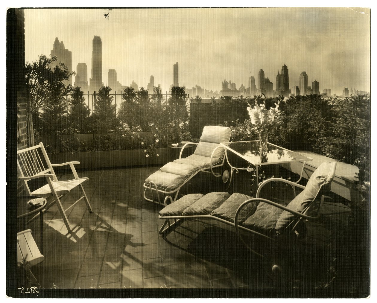 Terrace of Mrs Alice Woodward Rhinehardt, 400 E 52 St, c.1936-37 (gelatinsilverfoto) av Jessie Tarbox Beals