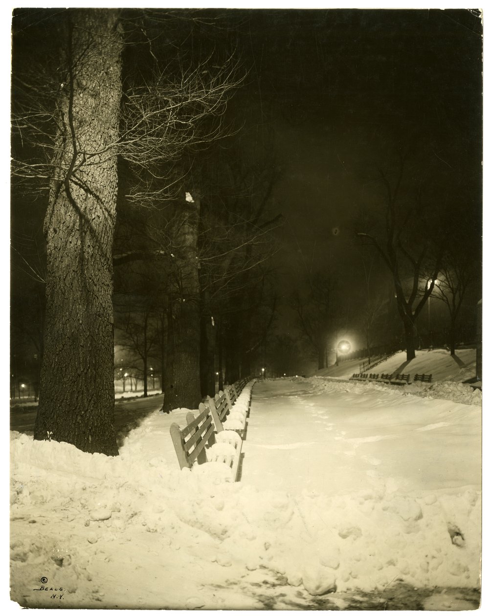 The Mall at night, Boston, Mass, USA, ca 1902-10 (foto av gelatinsilver) av Jessie Tarbox Beals