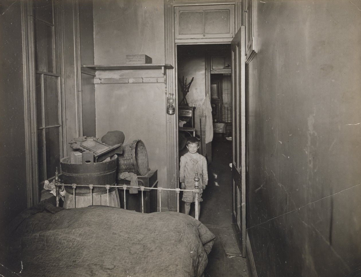 Untitled (Pojke i sovrummet), ca. 1910 (gelatin silvertryck) av Jessie Tarbox Beals