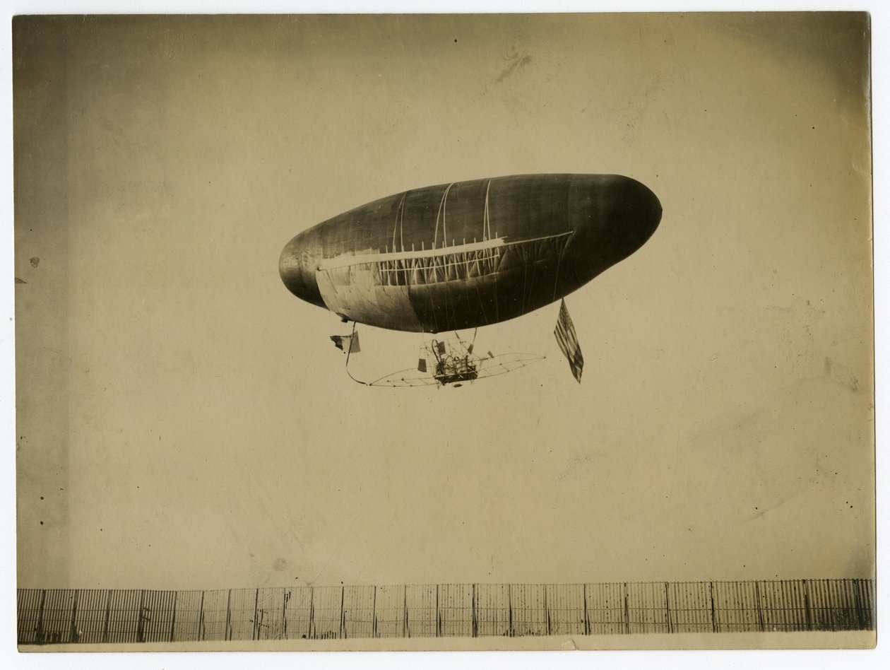 Luftskepp "Staden St Mande". av Jessie Tarbox Beals
