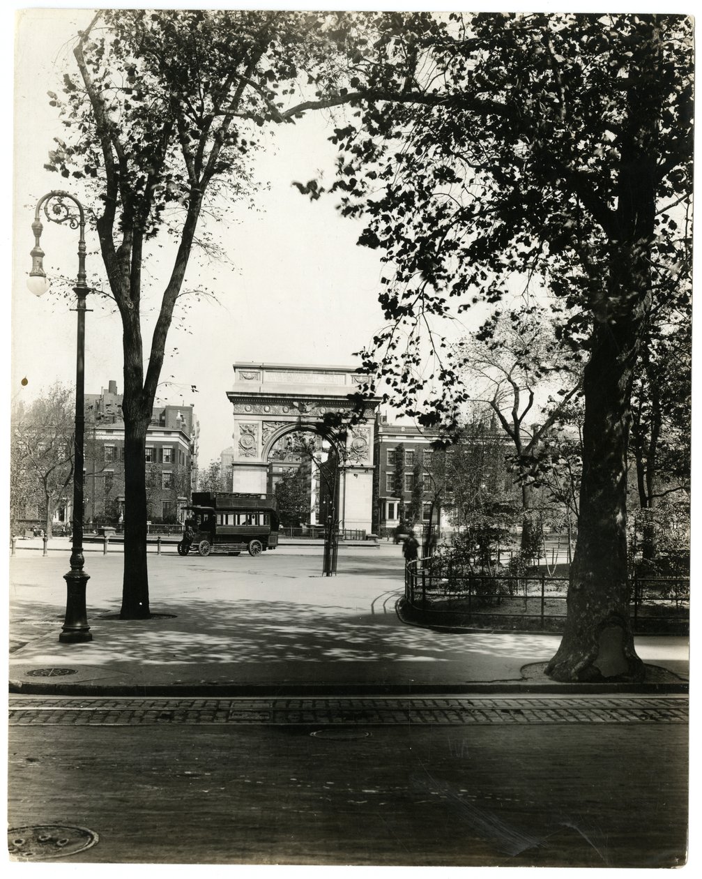 Washington Square North, New York, USA, ca 1905-40 (foto av gelatinsilver) av Jessie Tarbox Beals