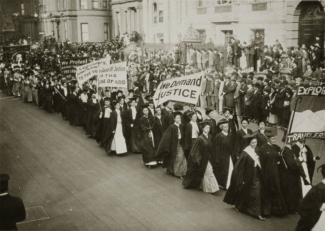Women in academic dress marching in a suffrage parade in New York City, 1910  av Jessie Tarbox Beals
