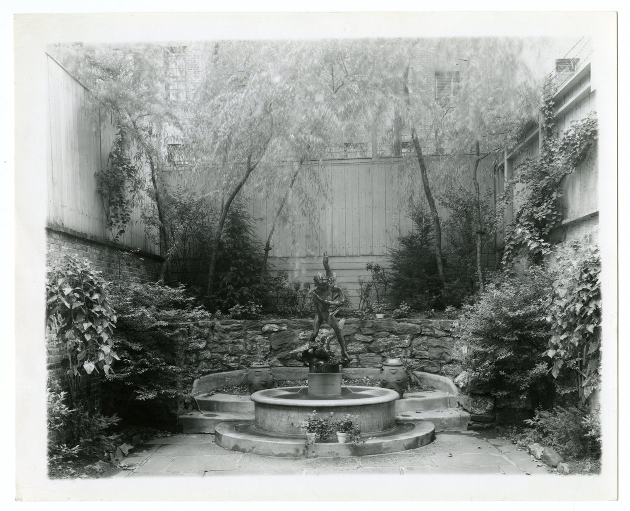 trädgårdsfontän, ca 1905-40 (foto av gelatinsilver) av Jessie Tarbox Beals
