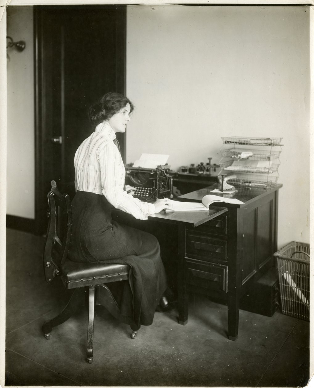 modell med skrivmaskin, ca 1905-18 (gelatinsilverfoto) av Jessie Tarbox Beals