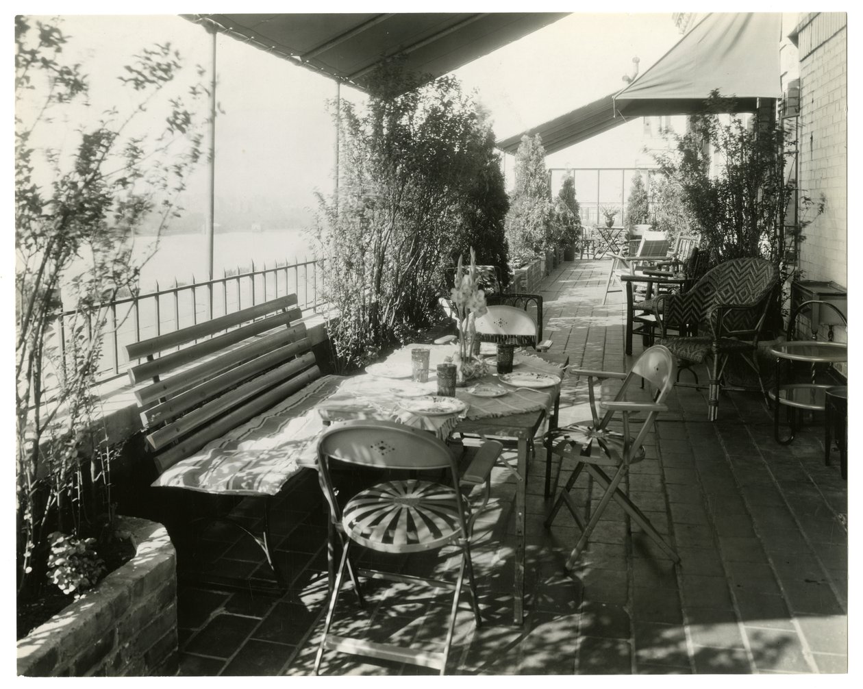 uteplats med utsikt över floden, ca 1936-37 (foto av gelatinsilver) av Jessie Tarbox Beals
