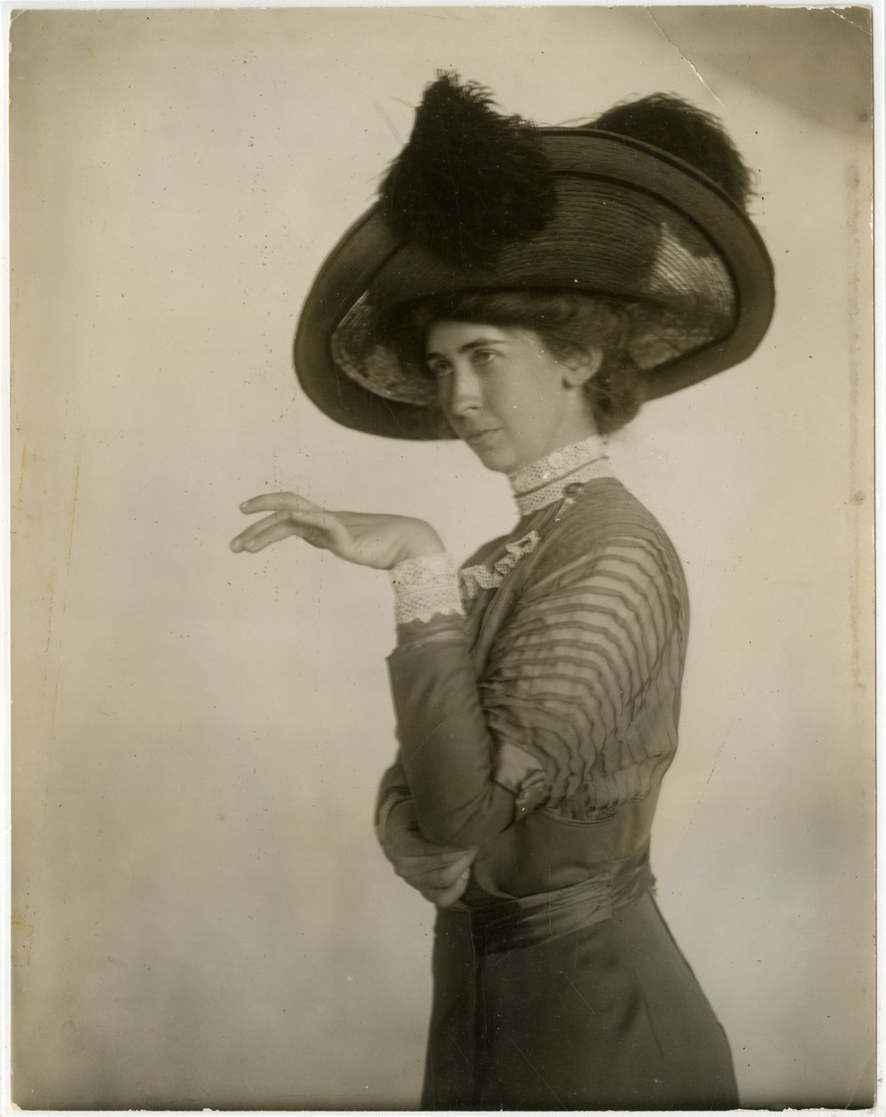 profil av fjäderhatt, ca 1905-18 (foto av gelatinsilver) av Jessie Tarbox Beals