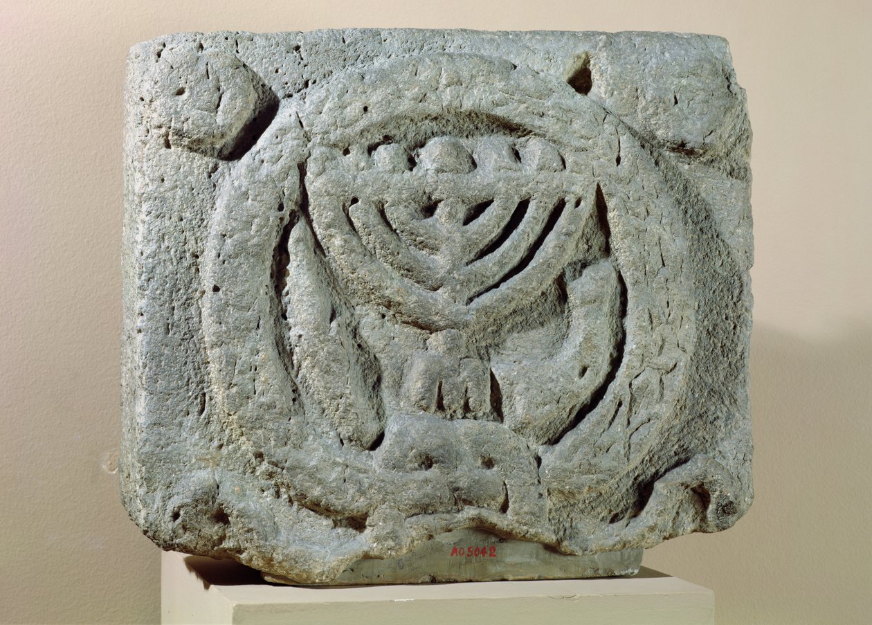 Relief som visar en menorah, från Umm Qeis (Ancient Gadara) Jordan (basalt) av Jewish School