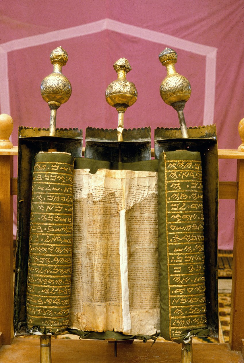 Samaritan Pentateuch-rullen i sitt speciellt dekorerade silverhus av Jewish School