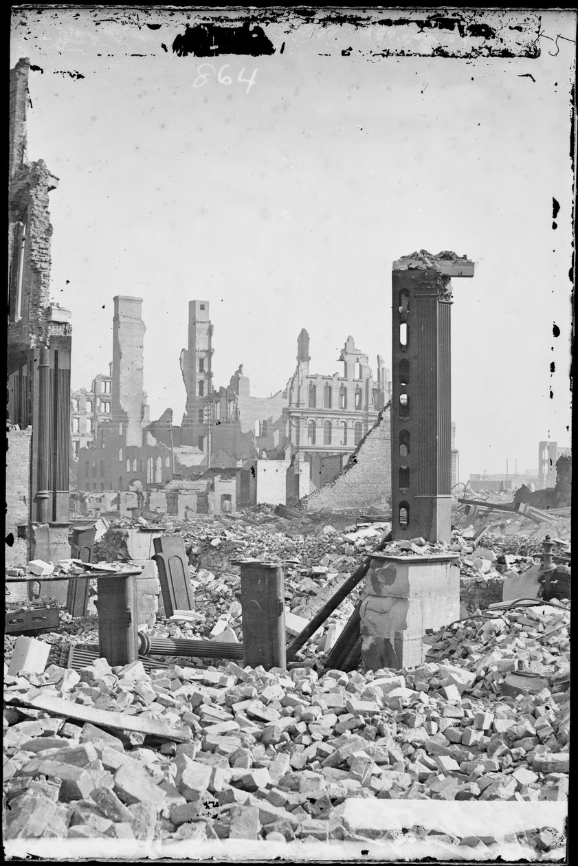 Utsikt från sydvästra hörnet av Dearborn och Monroe Street, som visar Grand Pacific Hotel i bakgrunden och ruinerna av Honore Block i förgrunden efter branden i Chicago 1871, ca 1871 av Jex Bardwell