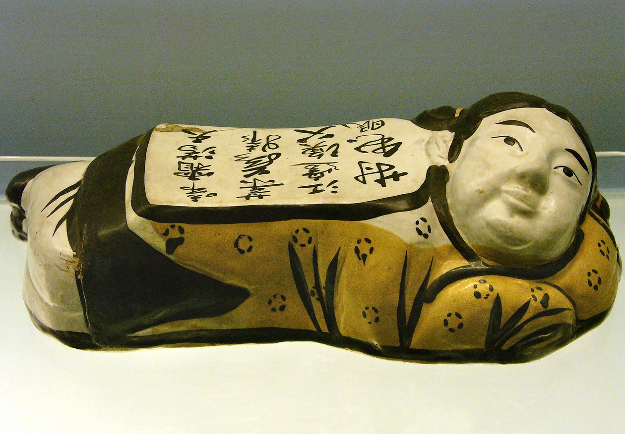 Keramisk, barnformad kudde, med en dikt som frammanar ett nattlandskap, från Cizhou, Jin-dynastin (1115-1234), Shanghai National Museum. Fotografi, Leonard de Selva, Kina, 2006. av Jin Dynasty Chinese School