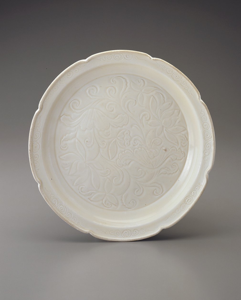 Fat med bladkant och snidad dekor, Hebei-provinsen (keramik) av Jin Dynasty Chinese School