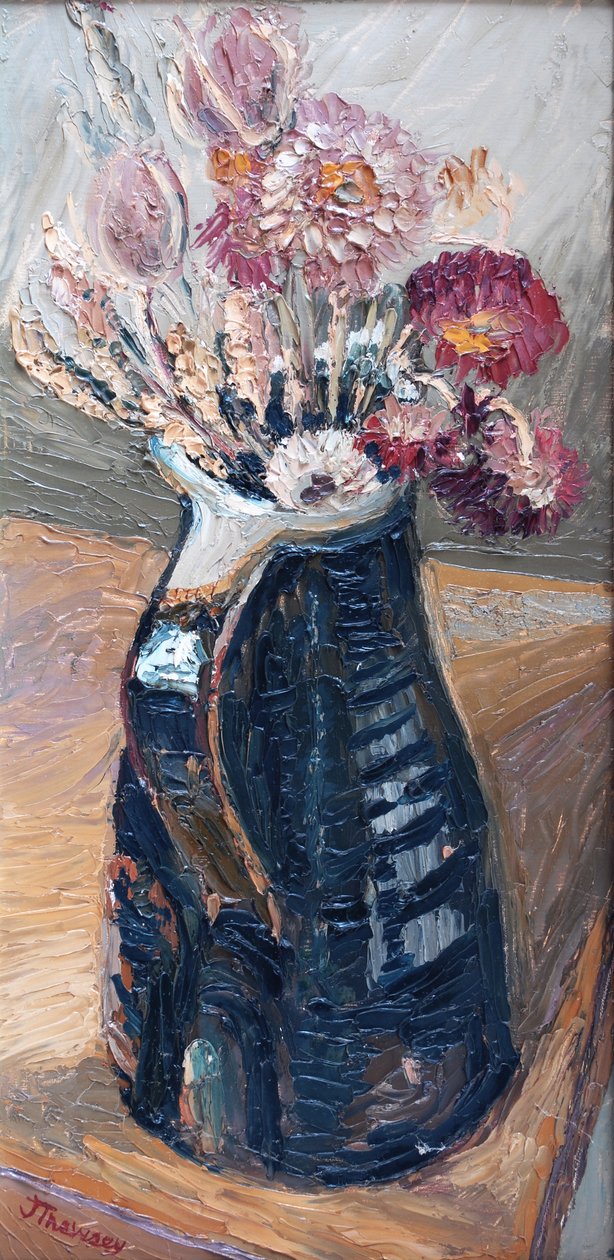 Torkade blommor i en Bernard Leach-kanna 2000 (olja) av Joan Thewsey