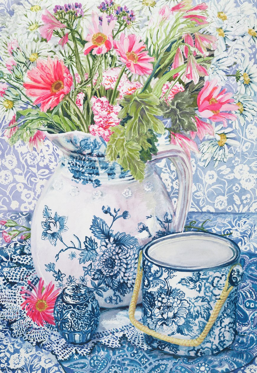 Gerbera i en Coalport-kanna med blå krukor av Joan Thewsey