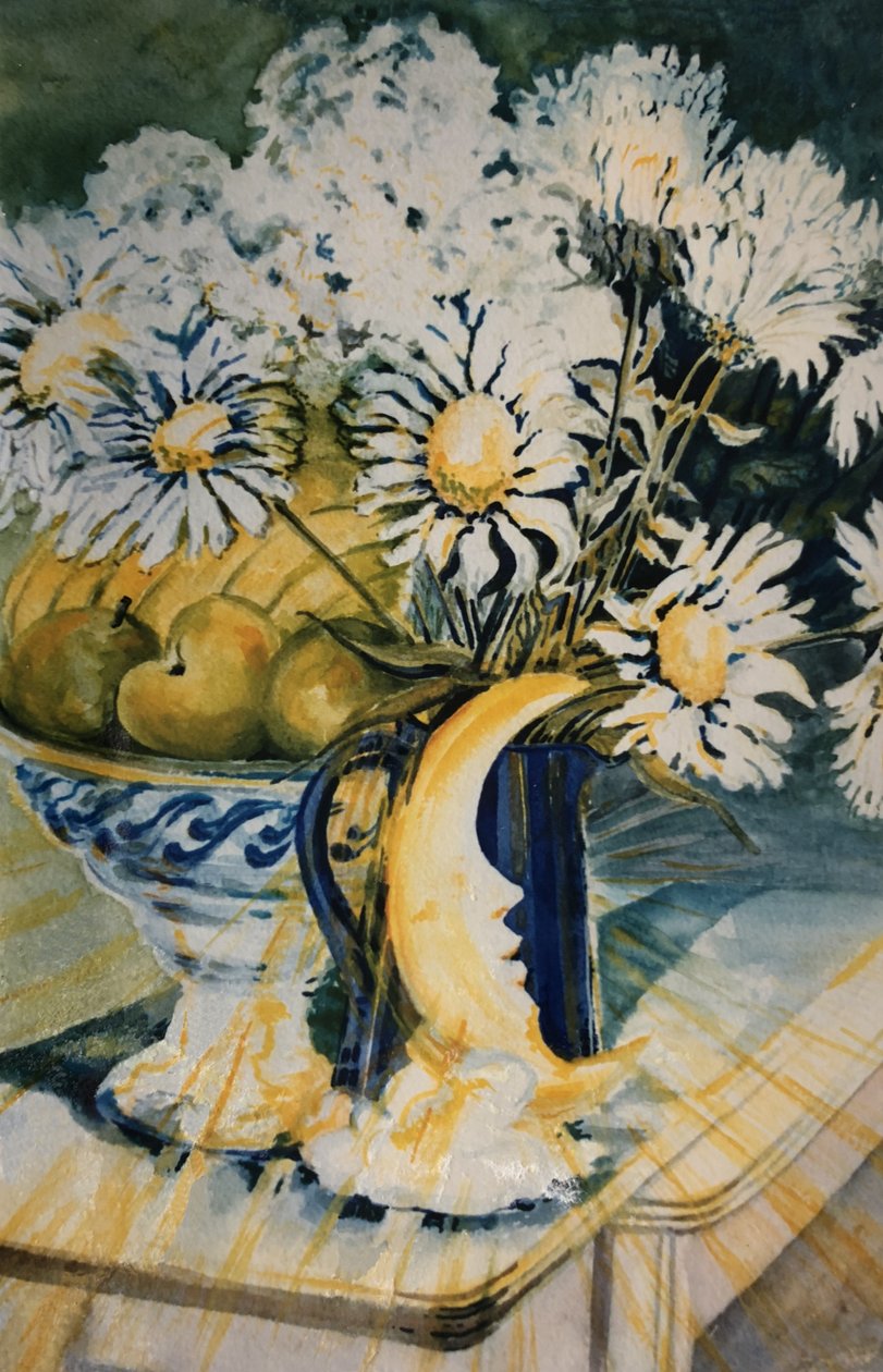 Marguerites i en blå kanna med en månlampa, (gouache) av Joan Thewsey