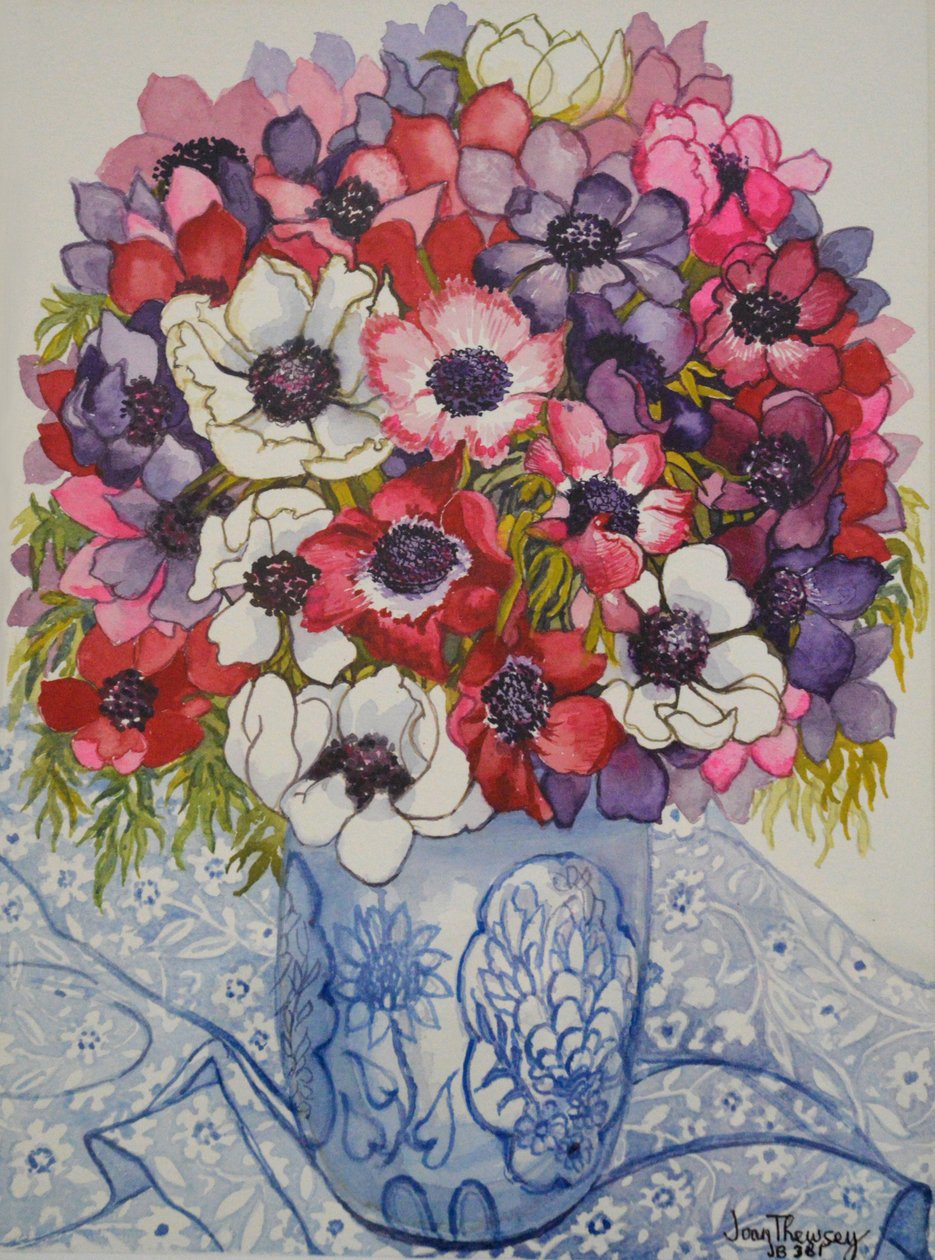 Anemoner i en blå och vit kruka, med blå och vit textil, 2000, av Joan Thewsey