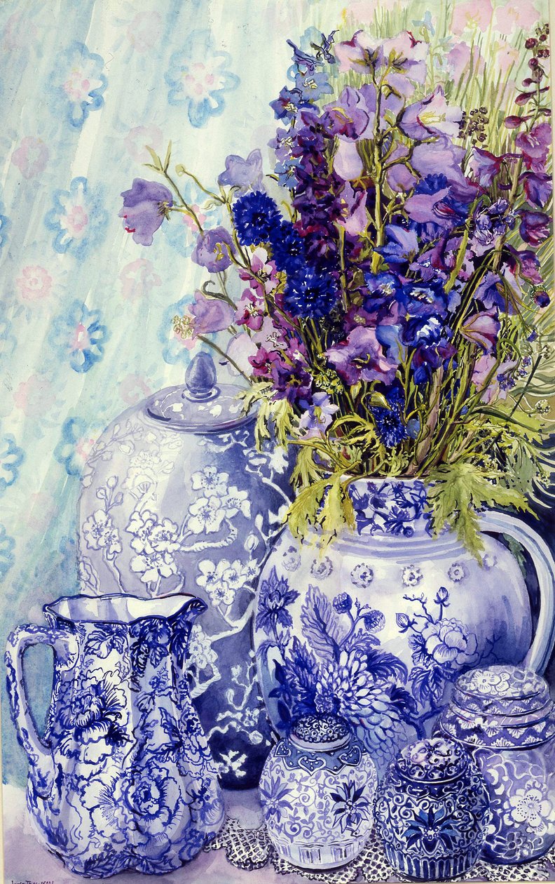 Delphiniums med antika blå krukor, 2000, (vattenfärg) av Joan Thewsey