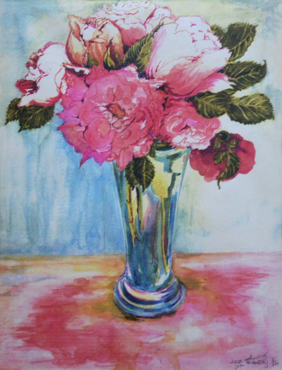 Rosa rosor i ett blått glas, 2000, av Joan Thewsey