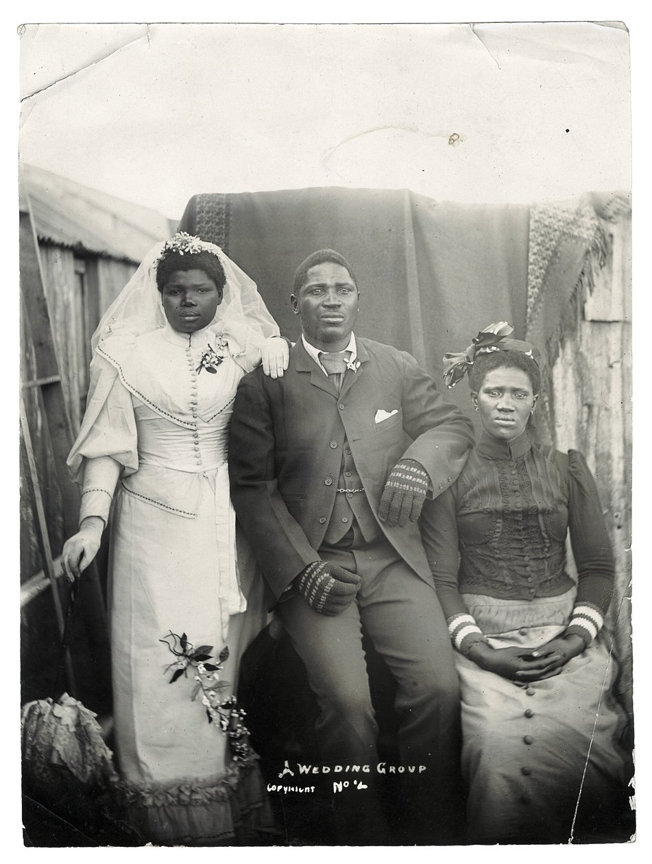 En bröllopsgrupp, ca 1890 (silvertryck av gelatin) av Joe Barnett