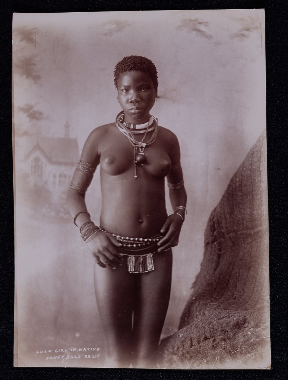 Zulu flicka i infödd fin ballklänning, ca 1895 av Joe Barnett