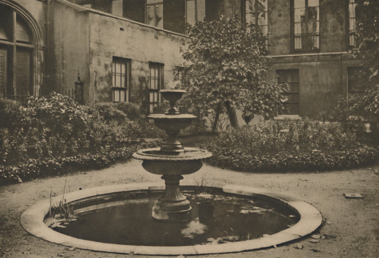 Forntida mullbärsträd och fontän i Garden of Drapers Hall, c1935. av Joel