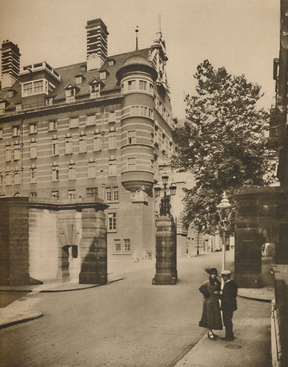 Ingång till Scotland Yard från Derby Street, c1935. av Joel