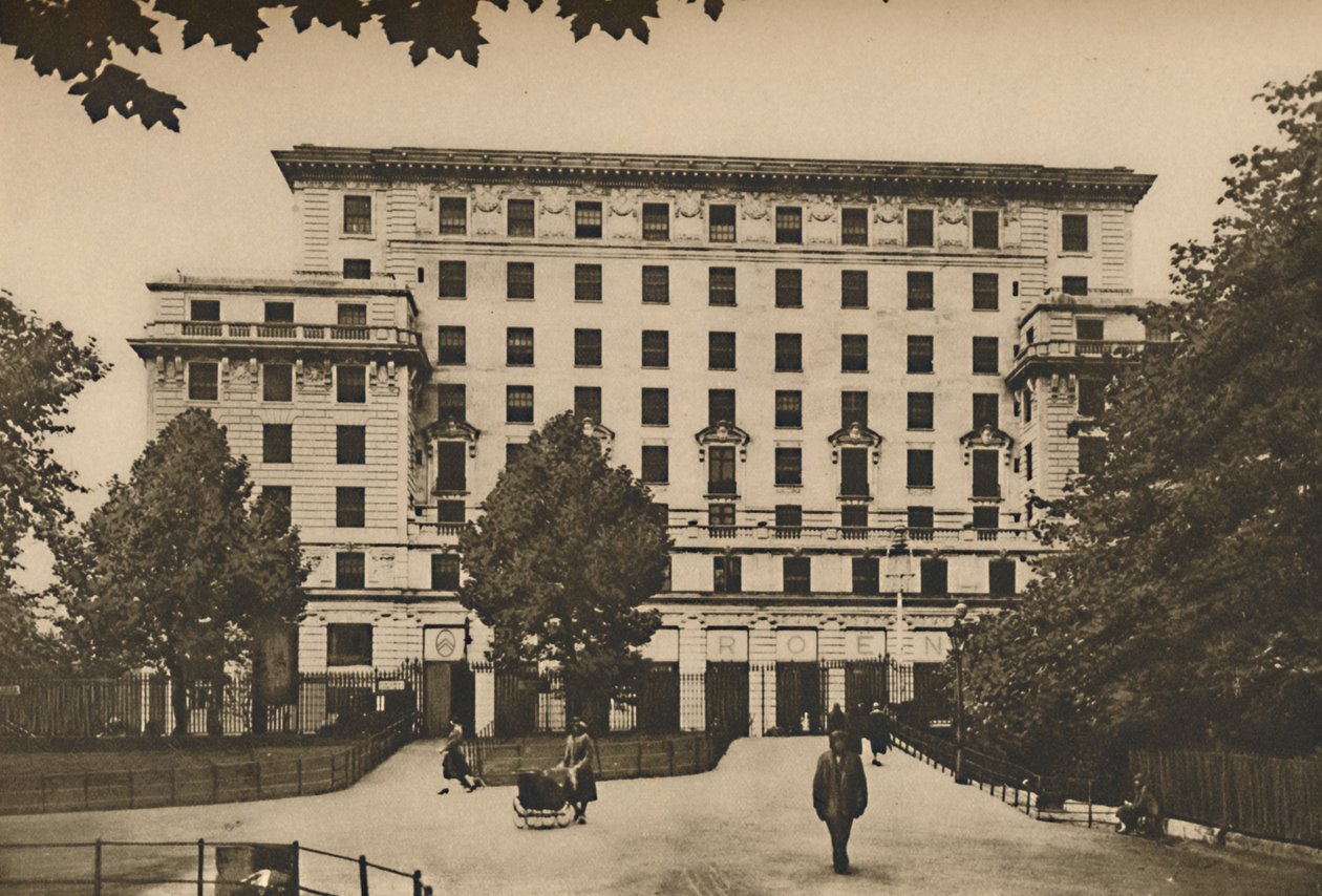 Bergsmassa av murverk på West Ends mest värdefulla plats, c1935. av Joel
