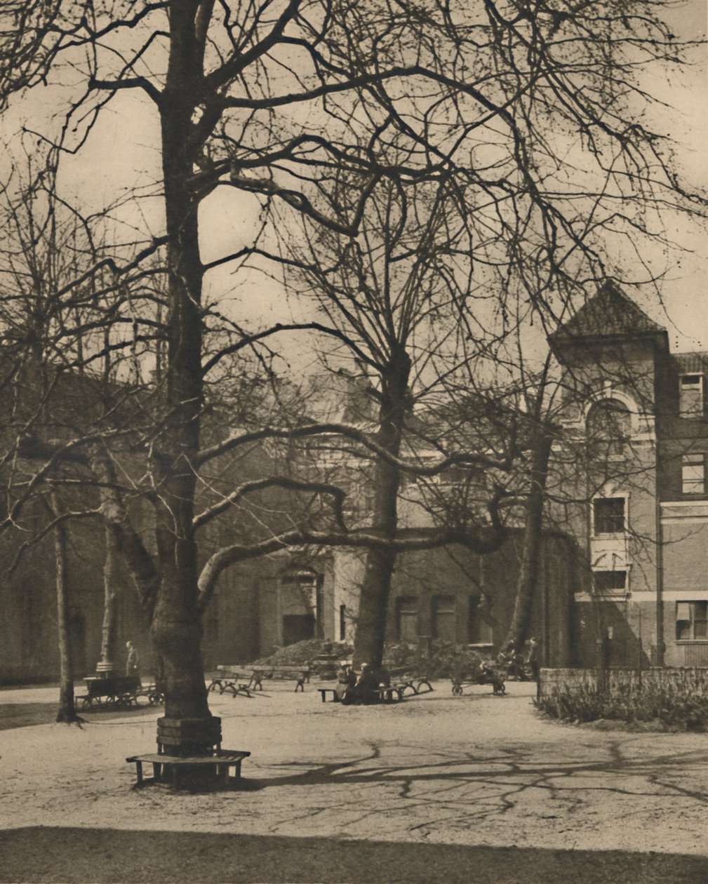 Under almarna på Courtyard of Middlesex Hospital, c1935. av Joel