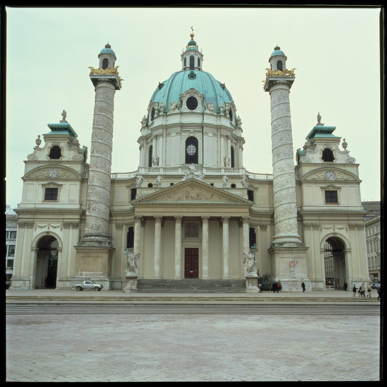 Karlskirche, byggd 1714-37 av Johann Bernhard Fischer von Erlach